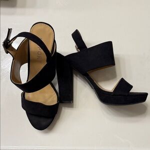 Report SZ 7M Black suede Sandals 1” platform and 4 1/2” heel. Great condition
